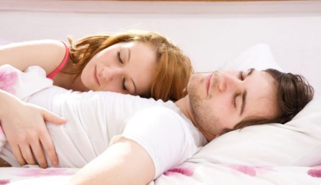 Sabías que dormir abrazados es el secreto de una pareja feliz? Sabías que dormir abrazados es el secreto de una pareja feliz?